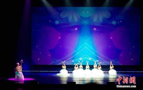中国侨网2月11日,农历正月十五,由国务院侨办组派的“文化中国·四海同春”亚洲团亮相首尔,与两千余名侨胞共度元宵佳节。图为演出现场。 中新社记者 吴旭 摄