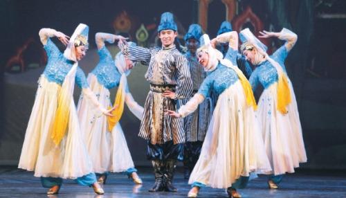 中国侨网“文化中国·四海同春”北美代表团20 日在加拿大经济重镇卡尔加里慰侨巡演。图为维吾尔族舞蹈《风中刀郎》。(图片:中新社)