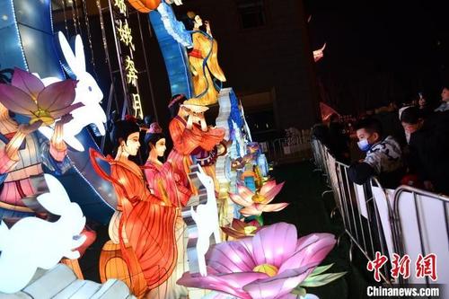 中国侨网“嫦娥奔月”主题灯组。　张浪 摄