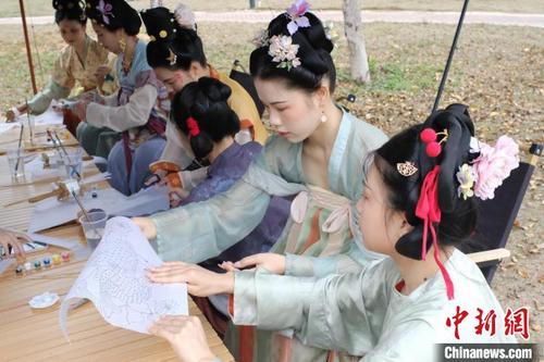 中国侨网图为多名汉服爱好者体验传统技法制作“纸鸢”。 刘俊聪 摄