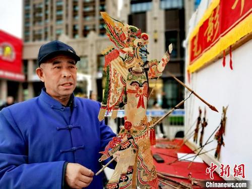 中国侨网图为青海大通县皮影展示。 张添福 摄