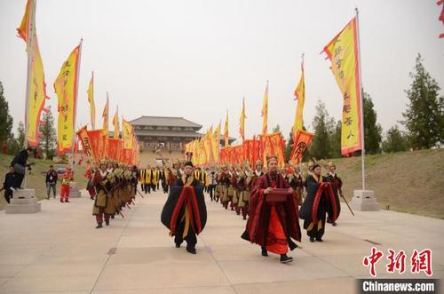 中国侨网大道行礼。　安娜 摄